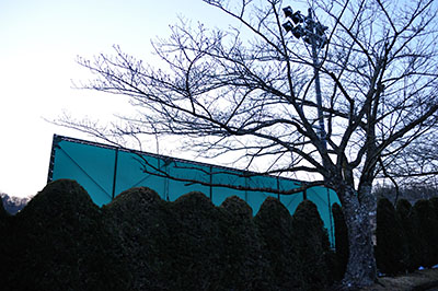 生駒市が生駒北スポーツセンターグラウンドの道路に面した部分に、住民の要望で設置した遮光ネット
