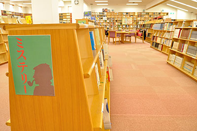 改装で明るく柔らかな空間に生まれ変わった奈良市立一条高校図書館