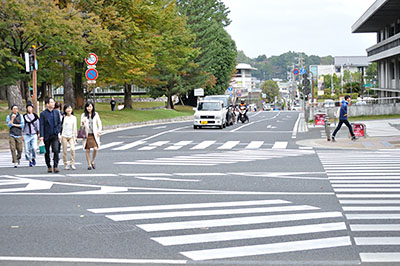 スクランブル化された県庁西交差点。交差点内を縦横斜めのいずれにも横断できるようになった。正面奥が奈良市道。向かって右側に歩道があった＝2016年10月23日午前9時39分ごろ