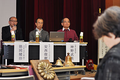 JR京終駅舎の活用策について語った市の担当者や地元の人たち＝2018年2月21日、奈良市船橋町の奈良県立大学