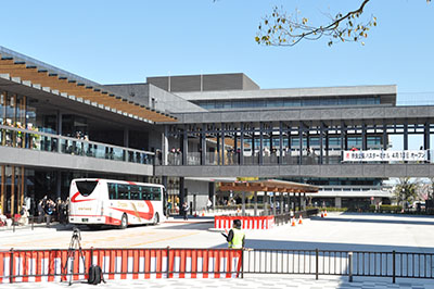 開業した奈良公園バスターミナルに到着した第1号の観光バス＝2019年4月13日、奈良市登大路町