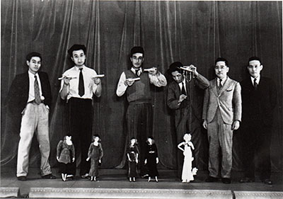 1936年、糸あやつりで上演された人形のファッションショー。関西新興人形劇の草分け、大阪人形座のメンバーが写る＝堀田穣・京都先端科学大学特任教授所蔵