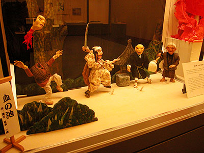 展示場でよみがえる「出口座」の人形たち＝2019年10月2日、大阪府吹田市岸部北4丁目の市立博物館