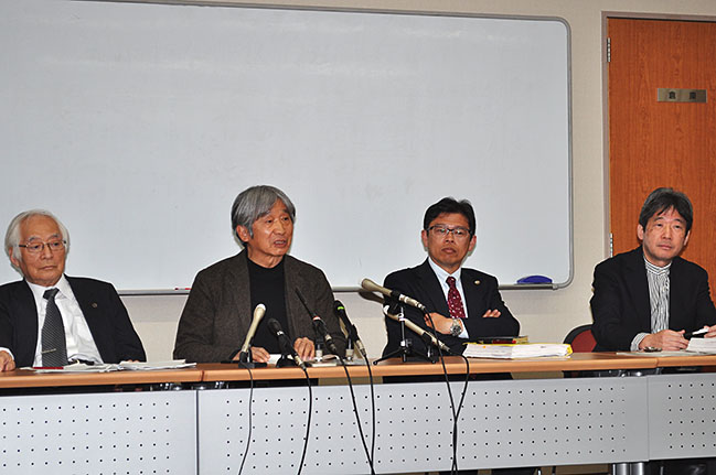 判決後、記者会見する原告住民の辰野勇さん（左から2人目）と弁護団＝2020年3月24日、奈良市の奈良弁護士会