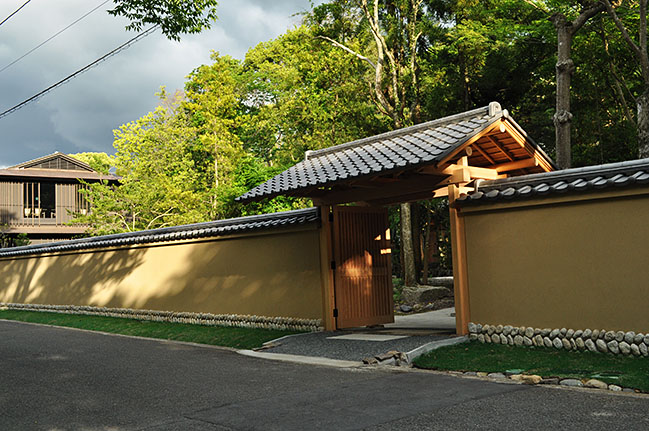 一般公開が始まった瑜伽山園地の日本庭園入り口の門。表示が何もない＝2020年5月24日、奈良市高畑町