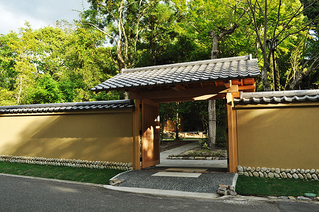 瑜伽山園地の日本庭園入り口の門。一般公開が始まるも庭園の表示はこれからという＝2020年5月24日、奈良市高畑町