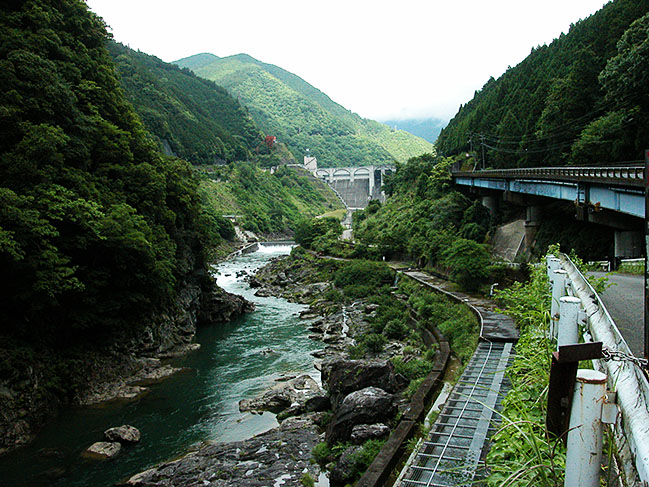 吉野川の大滝ダム（写真奥）＝2020年6月12日、奈良県川上村