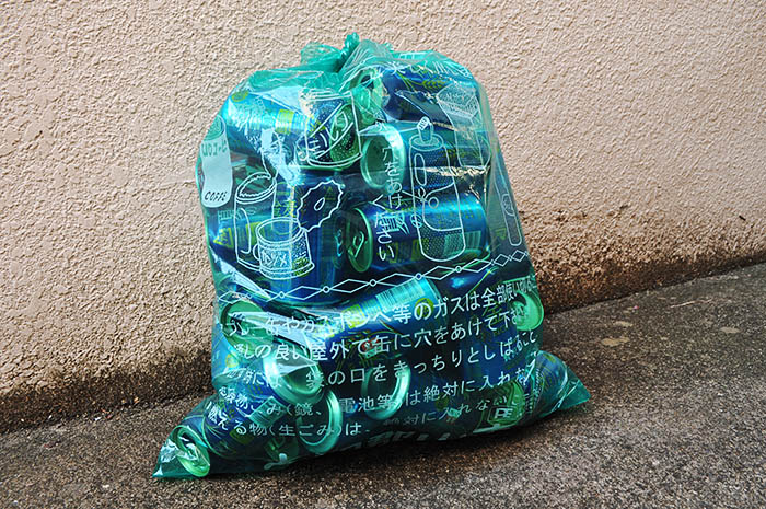 大和郡山市が市民に配布する不燃物ごみ専用の袋にまとめられた空き缶