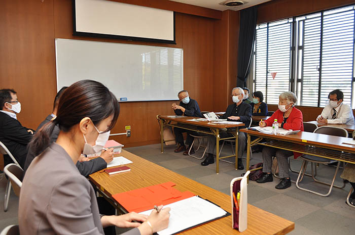 要望書への回答を受けて、県の担当者（左）に質問する「住みよい登美ケ丘をつくる会」の会員ら＝2020年10月20日、奈良市の県中小企業会館