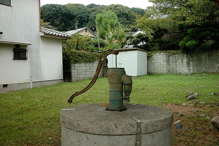 古井戸のある風景＝2020年9月、奈良市多門町