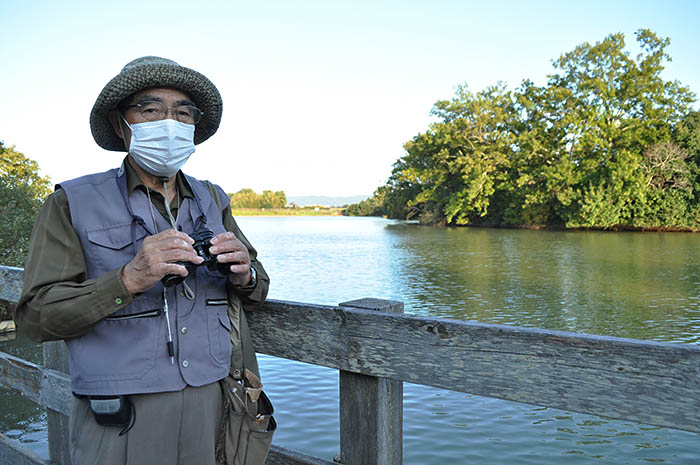野鳥の情報をホームページに提供している「馬見鳥記録の会」の竹下栄さん＝2020年10月30日、県営馬見丘陵公園