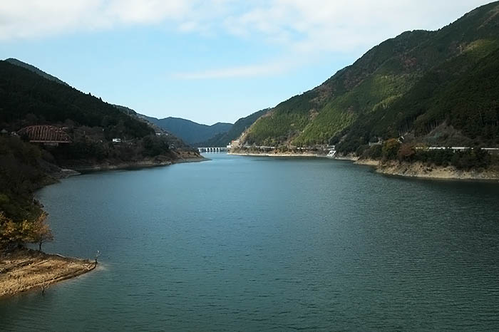県域水道一体化構想の重要水源、大滝ダム（国土交通省）＝2020年11月、奈良県川上村