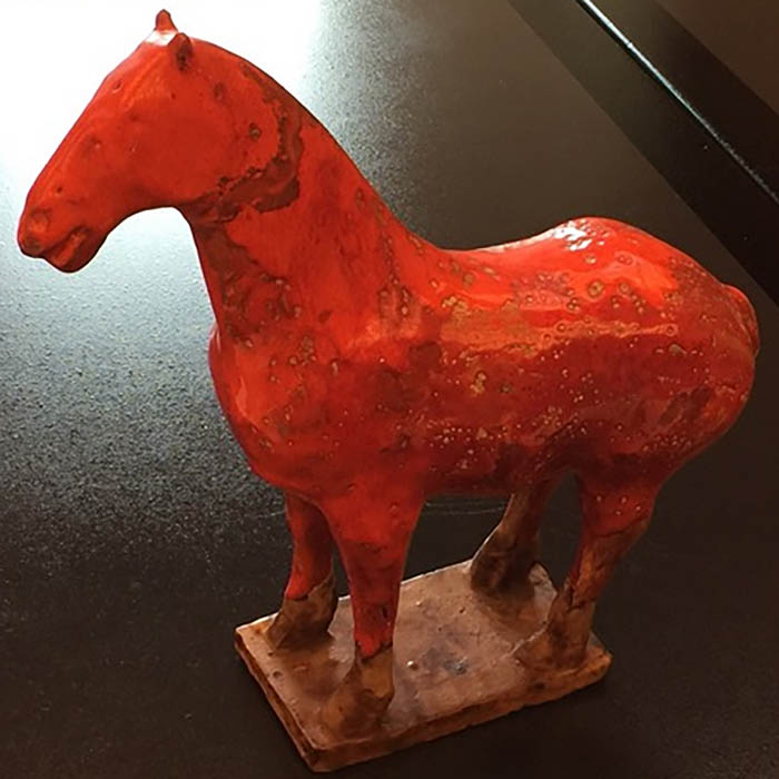 小山さんが保有する陶製の赤い馬＝本人撮影