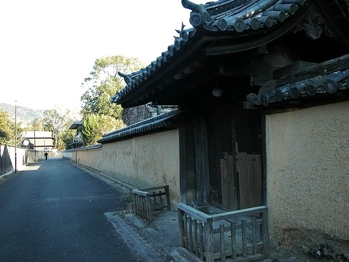 固く門を閉ざす奈良市指定文化財、旧最勝院。市内有数の観光地にありながら案内板がない＝2021年2月6日、同市高畑町