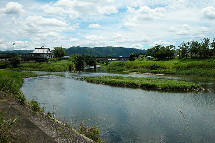室生ダム下流の宇陀川と名張川の合流地点。2019年度から河川整備が始まった=2021年7月23日、三重県名張市黒田付近