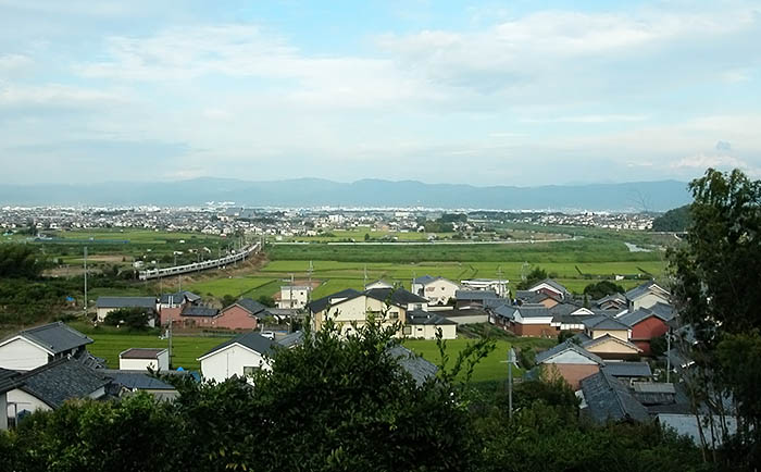 王寺町の高台から大和川の堤防を遠望する＝2021年9月11日