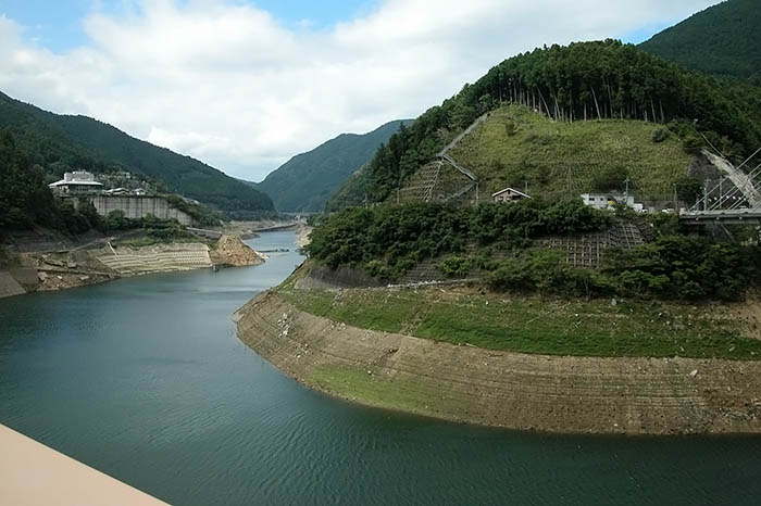 大滝ダム貯水湖。地質に課題を残し、湖岸の各所で地滑り対策工事が今も行われている＝2021年9月、川上村