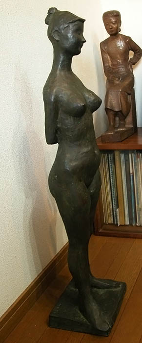 台座に「MOFU」と刻まれた裸婦像（手前）＝2021年11月5日、京都府宇治市羽戸山3丁目の田村和司さん宅