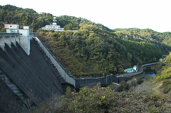 奈良市営緑ケ丘浄水場を支える有力水源の1つ、布目ダム。1990年代の渇水懸念当時に生駒市への水融通が検討されたことがある＝2021年11月7日、本体・奈良市、貯水湖・同市と山添村