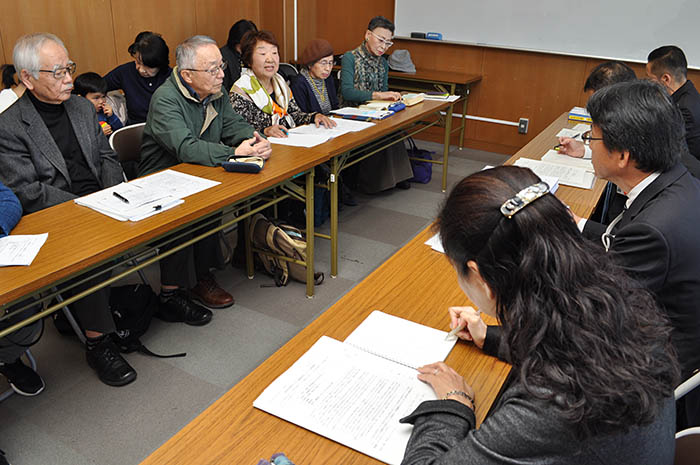 要望書を提出し、県の担当者との面談に臨む「住みよい登美ケ丘をつくる会」（当時）の人たち＝2019年11月、奈良市
