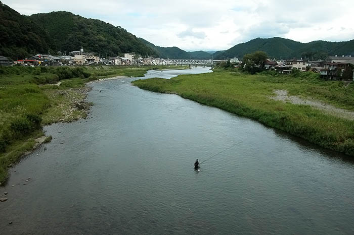 県域水道一体化構想の主水源の一つ、大滝ダム下流の吉野川。県営御所浄水場の取水口は左岸にある＝2021年9月16日、奈良県吉野町