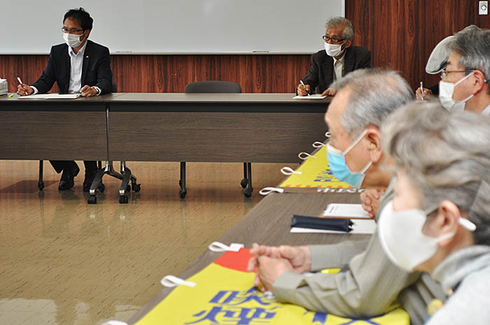 「喫煙所新設に反対する市民の声」との面談に応じる福岡憲宏市長（左）＝2022年5月6日、奈良県香芝市役所