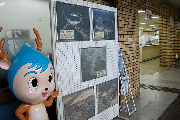 水道水源開拓の歩みをパネル展示する奈良市企業局＝2022年3月