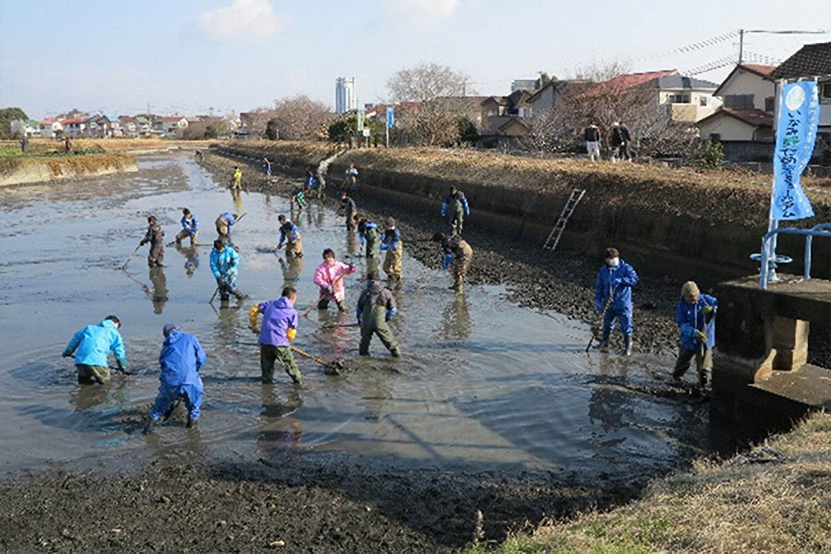 地域住民とため池の管理者らが共同で行っている水抜き、泥さらいの作業＝兵庫県明石市内、県庁ホームページから