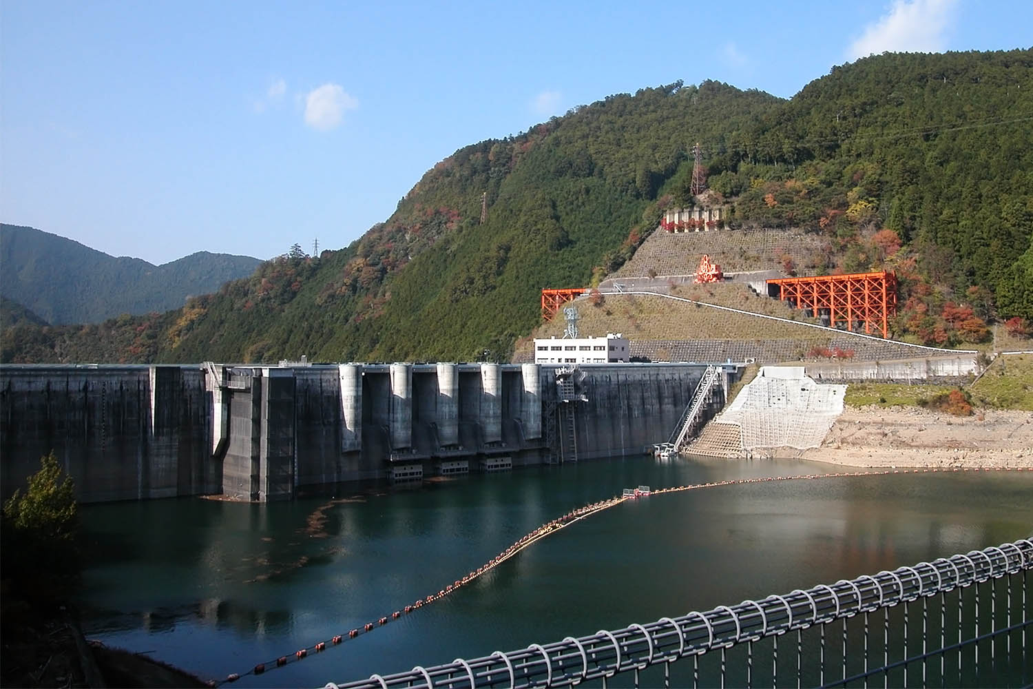 大滝ダム＝2022年11月4日、川上村