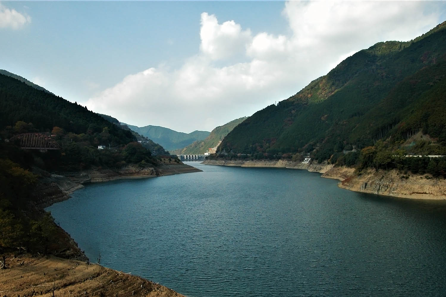 大滝ダム貯水地。約500世帯が立ち退き、長い歴史を刻んだ集落の跡が湖底に眠る＝2022年11月4日、川上村