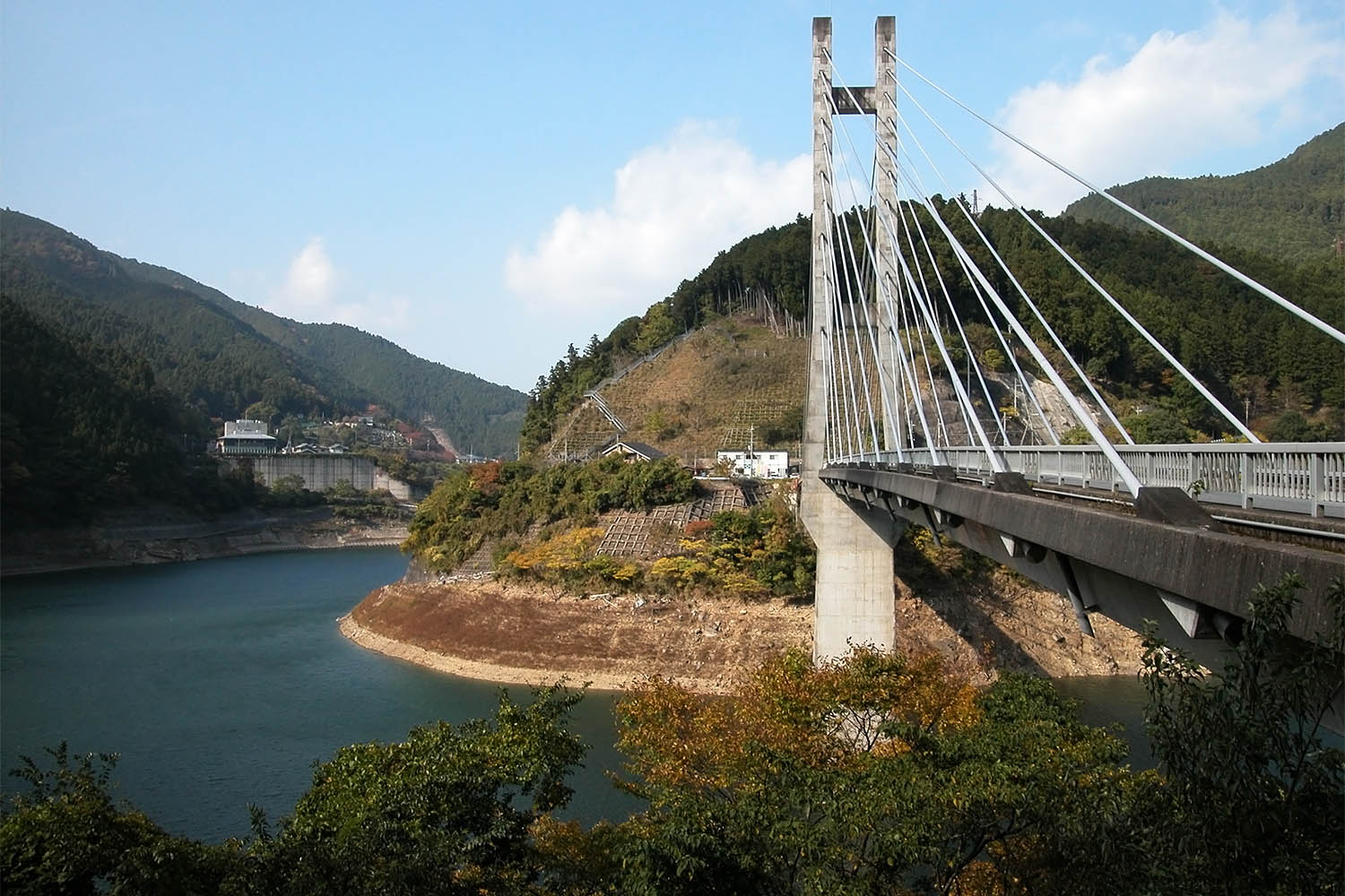 奈良県域水道一体化の主水源となる大滝ダム＝2022年11月、川上村