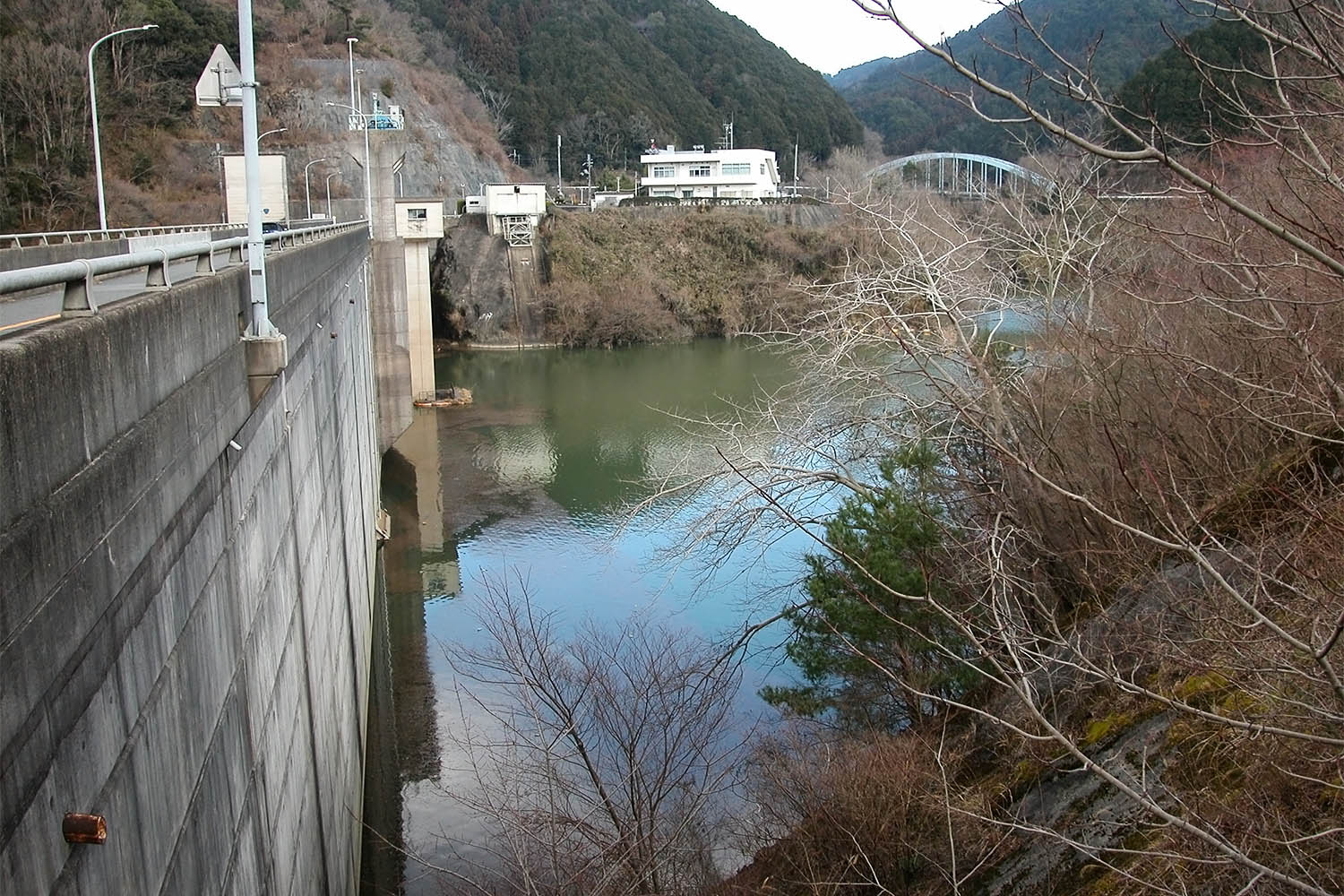 大和川水系の布留川上流に築造され天理ダム＝2023年1月20日、奈良県天理市長滝町