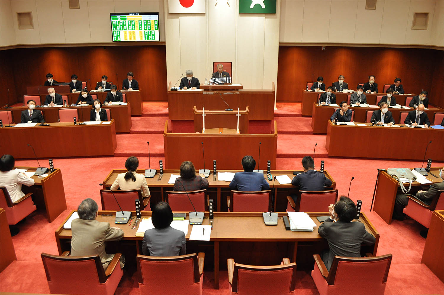 採決の結果が表示された議場の電光掲示板（左上）＝2023年3月24日、生駒市役所