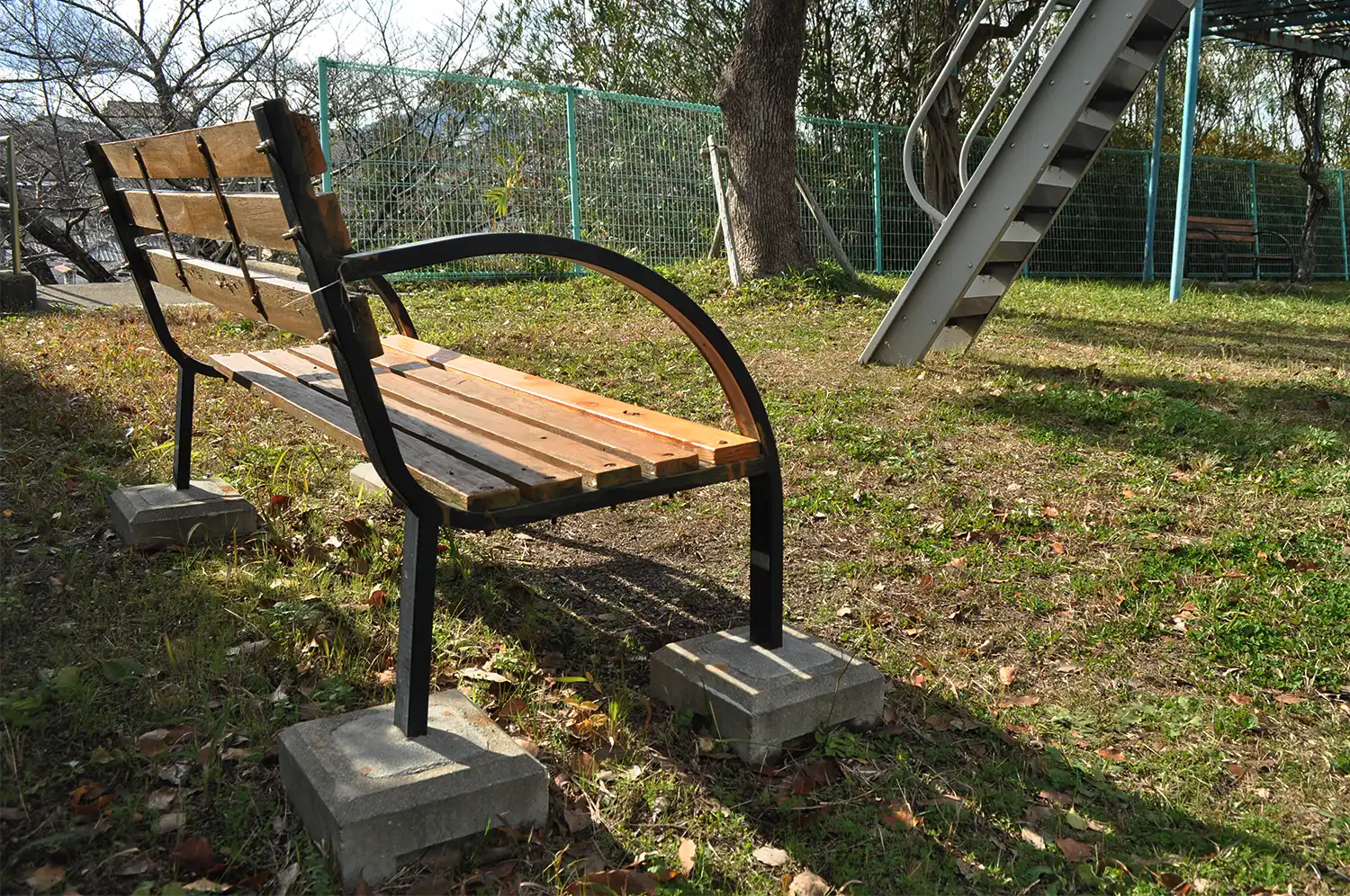 スマホからの通報で修理された公園のベンチ＝2023年12月20日、奈良市西登美ケ丘3丁目