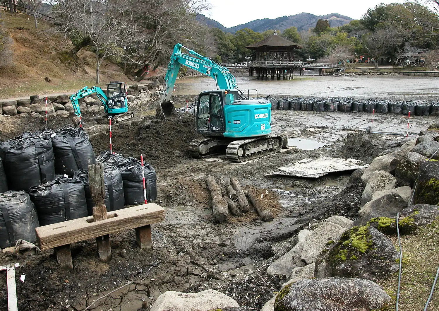 浚渫工事が進む鷺池。古い樋門（左）が姿を見せている＝2024年2月16日、奈良市高畑町の奈良公園