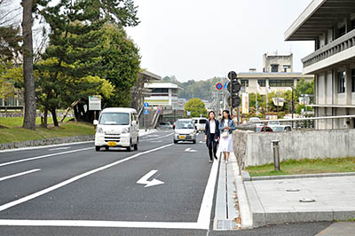 歩道が撤去され、車道が拡幅された奈良市道