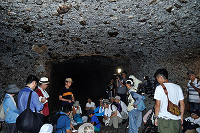 屯鶴峯地下壕の中で説明を聞く参加者。参加者30人余りが全員入ることができる広い空間があった