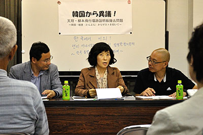 柳本飛行場跡の説明板撤去を考える勉強会で講演する宋道子さん（中央）と田甲生さん（左）