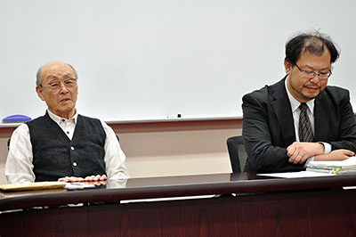 通院交通費の申請却下取り消しを求める訴え起こし、記者会見する橋本重之さん（左）と代理人弁護士