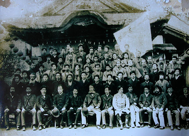 大和高田市の専立寺本堂前で聴衆と記念写真に収まる板垣退助（前列中央）