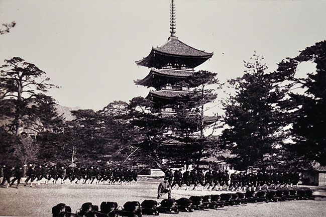 大正時代ごろ、興福寺五重塔を背景に軍事教練で銃を構える訓練などに励む学生ら