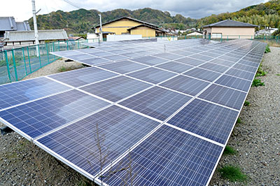 ごみ処理施設建設に伴う、周辺地区環境整備事業補助金の交付を受けて設置された太陽光発電装置