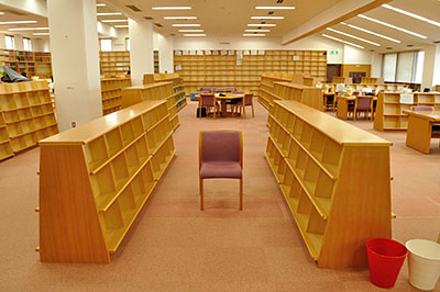 本棚の配置を変え、図書館の中央に設けられたメーンストリートと呼ばれる空間