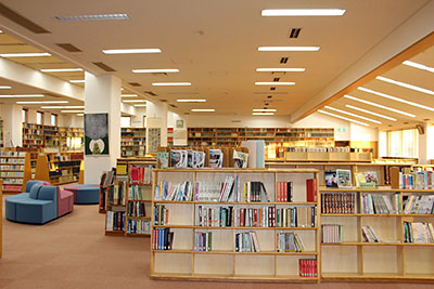 改装前の一条高校図書館。左の柱の右隣は改装後、メーンストリートと呼ばれる空間に変わった