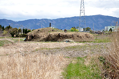 発掘調査が行われた瓢箪山古墳。調査のため墳丘を覆っていた樹木は取り除かれた＝2016年4月2日、三宅町伴堂