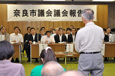 奈良市議会報告会の意見交換の場で、議員に向かって質問する市民＝2016年5月20日、同市役所