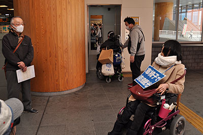 奈良市のJR奈良駅でエレベーターを実際に利用して点検する車椅子の参加者ら＝2019年2月26日、同市三条本町