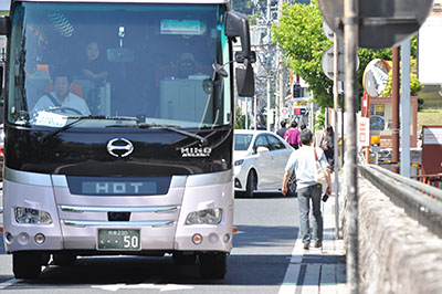 路肩を歩く人（右）とすれ違った観光バス＝2019年5月4日、奈良市登大路町