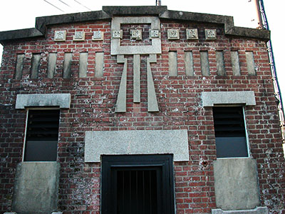 傷んでいた壁面などが修繕された奈良市水道局旧計量器室＝2019年12月13日、奈良市川上町