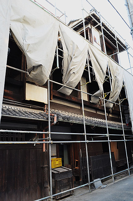 取り壊しが始まった元遊郭の建物＝2020年3月12日、大和郡山市洞泉寺町